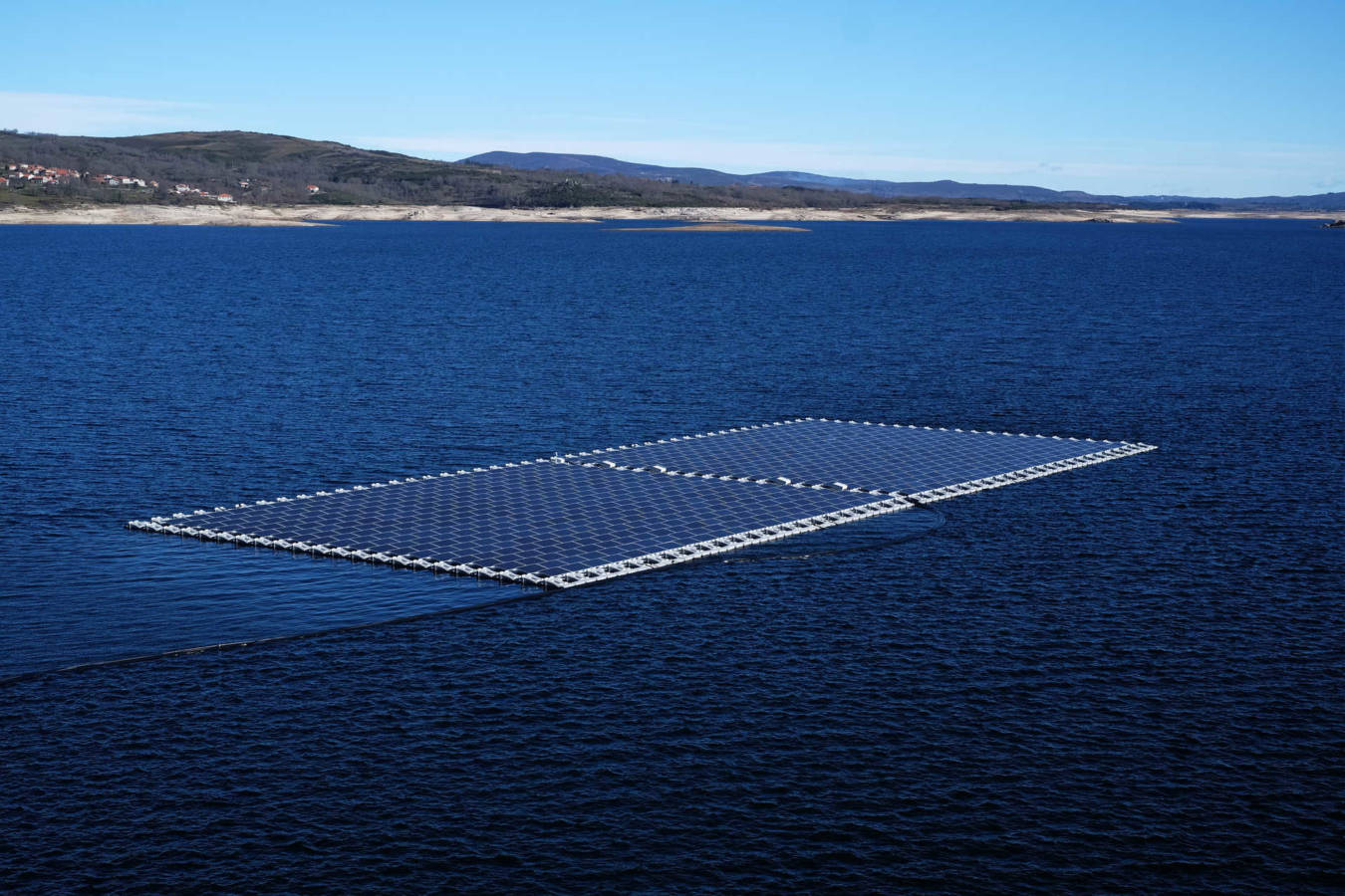 EDP apresentou hoje o seu projeto pioneiro de fotovoltaico flutuante Montalegre 17/01/2017 - EDP apresentou hoje o seu projeto pioneiro de fotovoltaico flutuante. Os painéis foram instalados na albufeira do rio Rabagão, onde existe a segunda maior barragem do país.
(Rui Oliveira / Global Imagens)