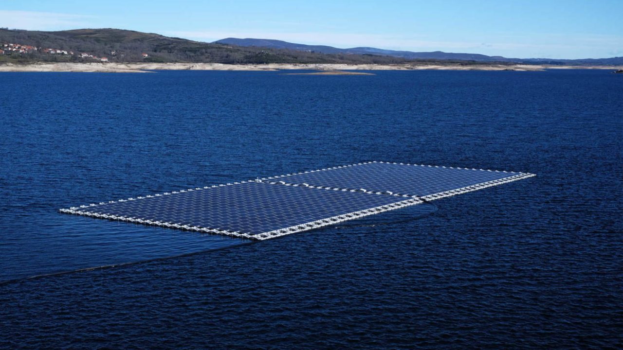 EDP apresentou hoje o seu projeto pioneiro de fotovoltaico flutuante Montalegre 17/01/2017 - EDP apresentou hoje o seu projeto pioneiro de fotovoltaico flutuante. Os painéis foram instalados na albufeira do rio Rabagão, onde existe a segunda maior barragem do país.
(Rui Oliveira / Global Imagens)